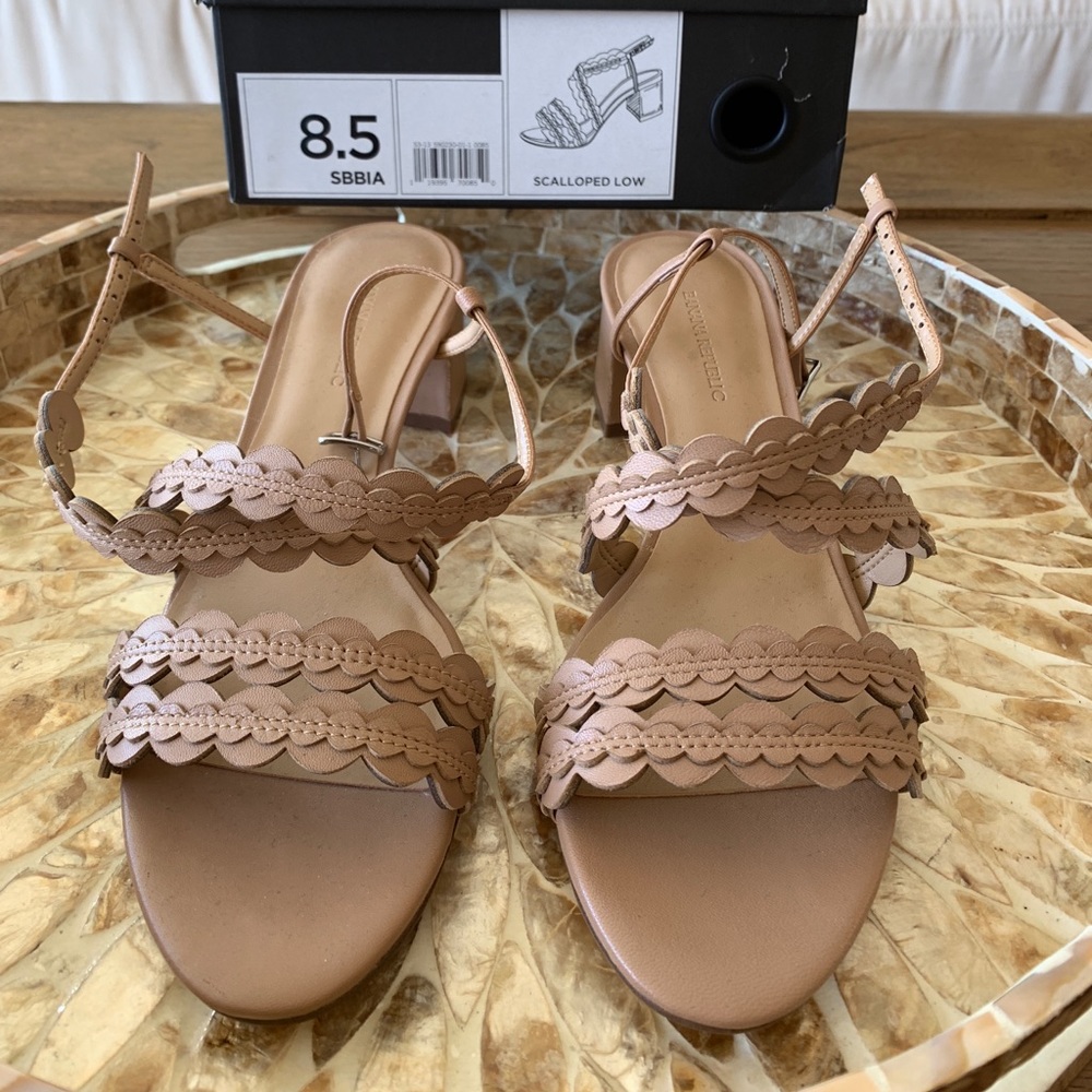 Scalloped trim low heel Banana republic sandals